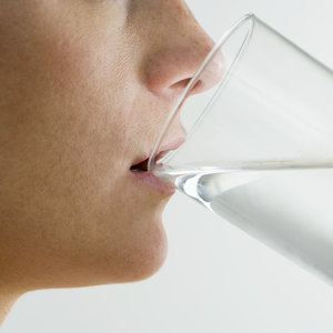 Niezdrowe popijanie przy jedzeniu – prawda