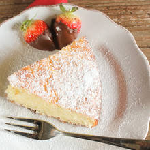 Prosty sposób przyrządzenia ciasta jogurtowego z truskawkami