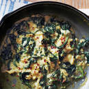 Jak przyrządzić jajecznicę ze szpinakiem?