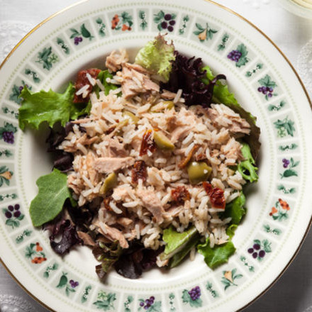 Smaczna sałatka z tuńczyka – jak ją przygotować?