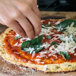 Jak zrobić oryginalne ciasto kalafiorowe na pizzę?