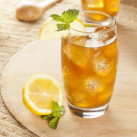 Orzeźwiająca mrożona herbata z cytryną – jak ją przygotować?