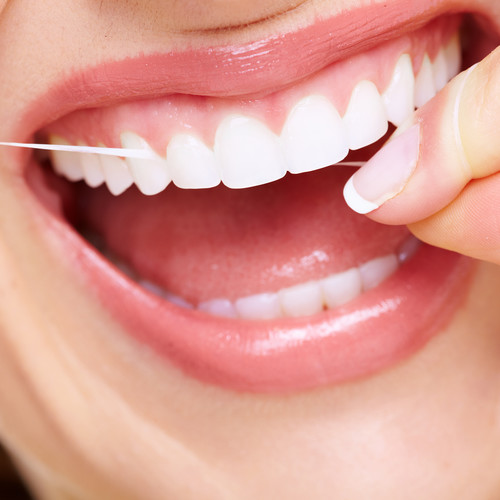 Jak dobrze czyścić zęby nitką?