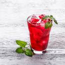 Jak przyrządzić mrożoną herbatę truskawkowo-rabarbarową?