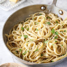 Jak przyrządzić szybki makaron z żółtym serem?