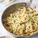 Jak przyrządzić szybki makaron z żółtym serem?