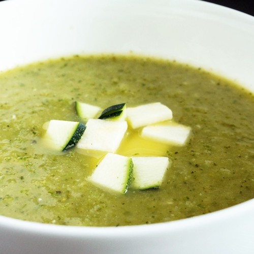 Wiosenna zupa z cukinii na ostro – jak ją przyrządzić?