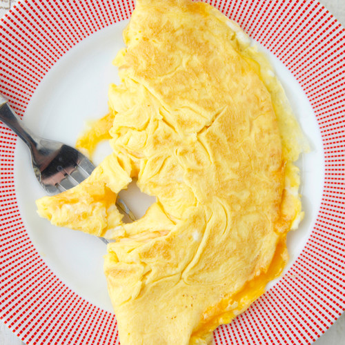 Jak przyrządzić smaczny omlet z serem na śmietanie?