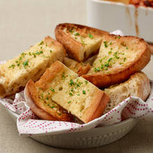 Jak łatwo przygotować chleb czosnkowy?