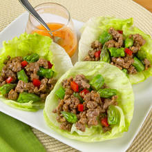 Pyszny kurczak z zieloną sałatą – jak go przyrządzić?