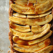 Jak przyrządzić tartę z bananami i karmelem?