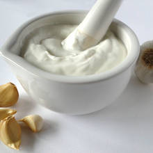 Jak zrobić doskonały dip ze śmietany i czosnku?