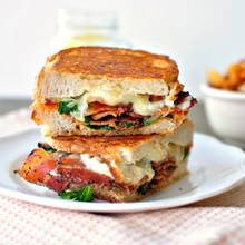 Jak przyrządzić grillowaną kanapkę z serem i szpinakiem?