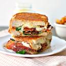 Jak przyrządzić grillowaną kanapkę z serem i szpinakiem?