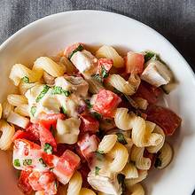 Jak przyrządzić sałatkę z serem brie i makaronem?