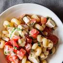 Jak przyrządzić sałatkę z serem brie i makaronem?