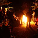 Jak usunąć zapach dymu z ogniska z włosów i odzieży?