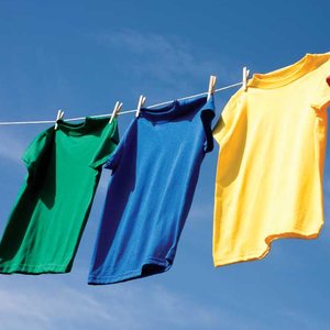 Jak usunąć zapach dymu z odzieży bez prania?