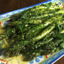 Ciekawy sposób przyrządzenia szparagów z masłem ziołowym