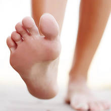 Co powoduje, że pięty pękają?