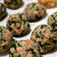 Oryginalne kotlety mielone ze szpinakiem – jak je przyrządzić?