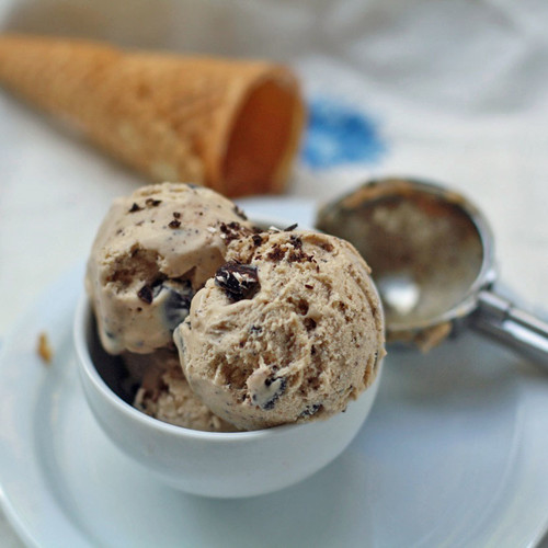 Smaczne lody czekoladowo-orzechowe – jak je przyrządzić?