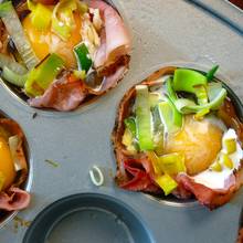 Jak przyrządzić jajka zapiekane w szynce?