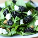 Jak przygotować smaczną sałatkę jeżynowo-szpinakową?