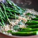 Jak przyrządzić pyszne szparagi panierowane z musztardą i koperkiem?