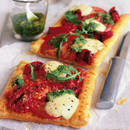 Oryginalne ciasto francuskie z pomidorami i mozzarellą – jak je przyrządzić?