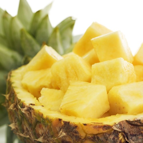 Jak poprawnie obierać świeżego ananasa?