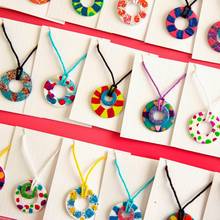 Zaskakujący naszyjnik dla artystki – jak go zrobić?