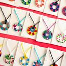 Zaskakujący naszyjnik dla artystki – jak go zrobić?