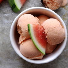 Jak zrobić nietypowe lody arbuzowe z alkoholem?