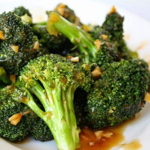 Pyszne blanszowane brokuły z sosem czosnkowym – jak je przyrządzić?