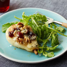 Ciekawy sposób na grillowaną gruszkę z serem pleśniowym