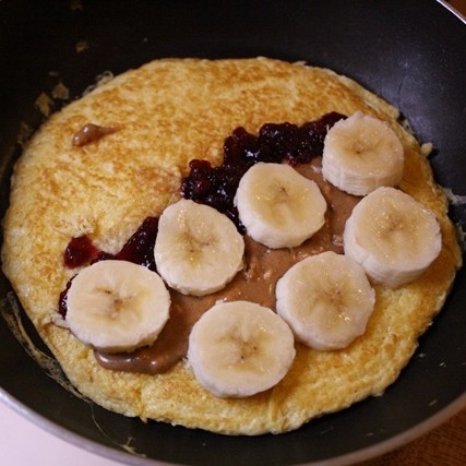 Jak zrobić omlet z bananami i masłem orzechowym?