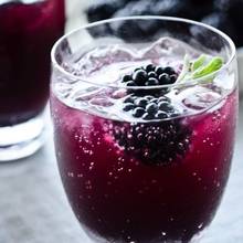 Jak przygotować mrożoną wodę szałwiowo-jeżynową?