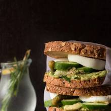 Prosty sposób przygotowania pasty jajecznej z awokado