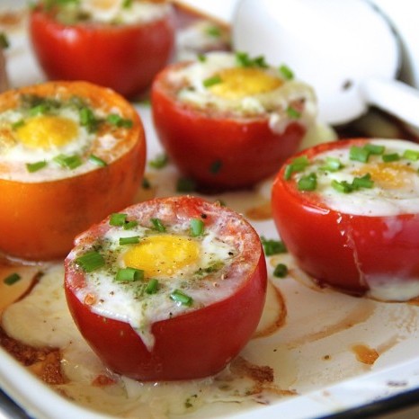 Doskonałe jajka w pomidorach – jak je przyrządzić?