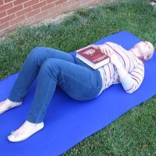 Ćwiczenie oddychania przeponowego z książką