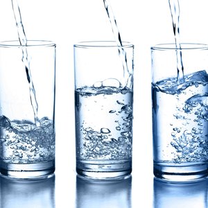 Pomocna szklanka wody