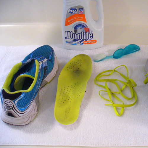 Pranie białych butów