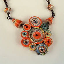 Jak wykorzystać kolorowy magazyn do zrobienia naszyjnika?