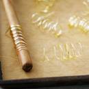 Jak zrobić karmelowe sprężynki do ozdabiania wypieków?