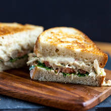 Jak przygotować kanapkę z tuńczykiem?