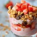 jak zrobić pyszny deser owocowy z sosem jogurtowym?