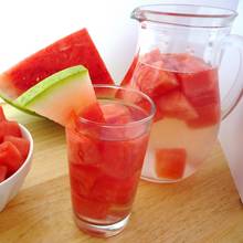 Pyszna woda arbuzowo-rozmarynowa – jak ją przyrządzić?