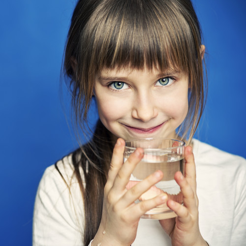 Sposoby na zachęcenie dziecka do picia wody