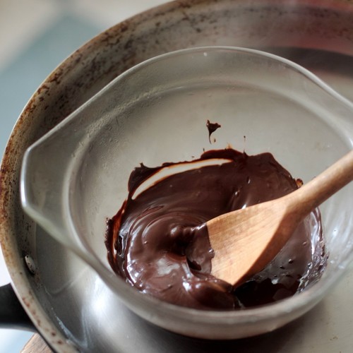 W jaki sposób roztopić czekoladę w kąpieli wodnej?